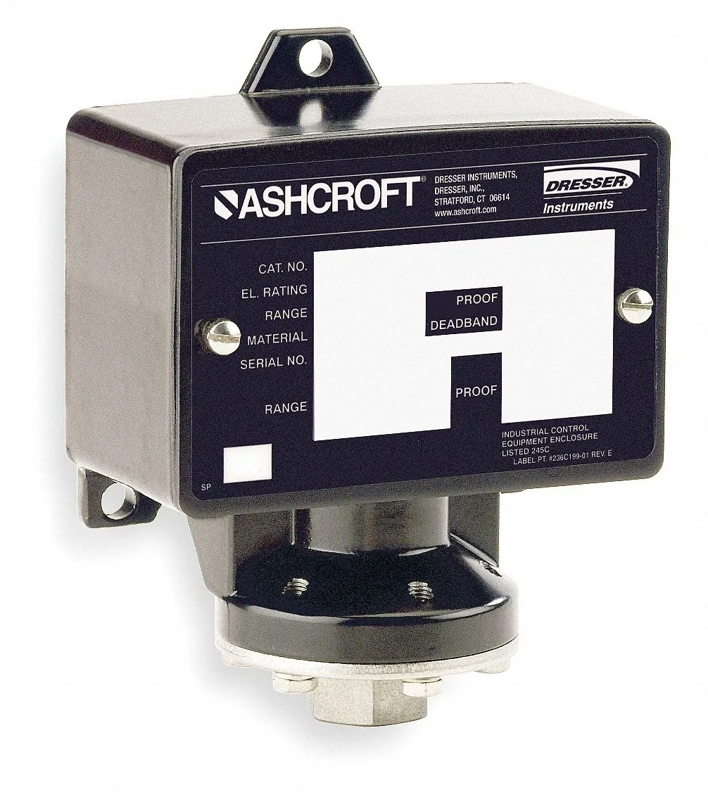 Compact industrial pressure switch with diaphragm housing and threaded port