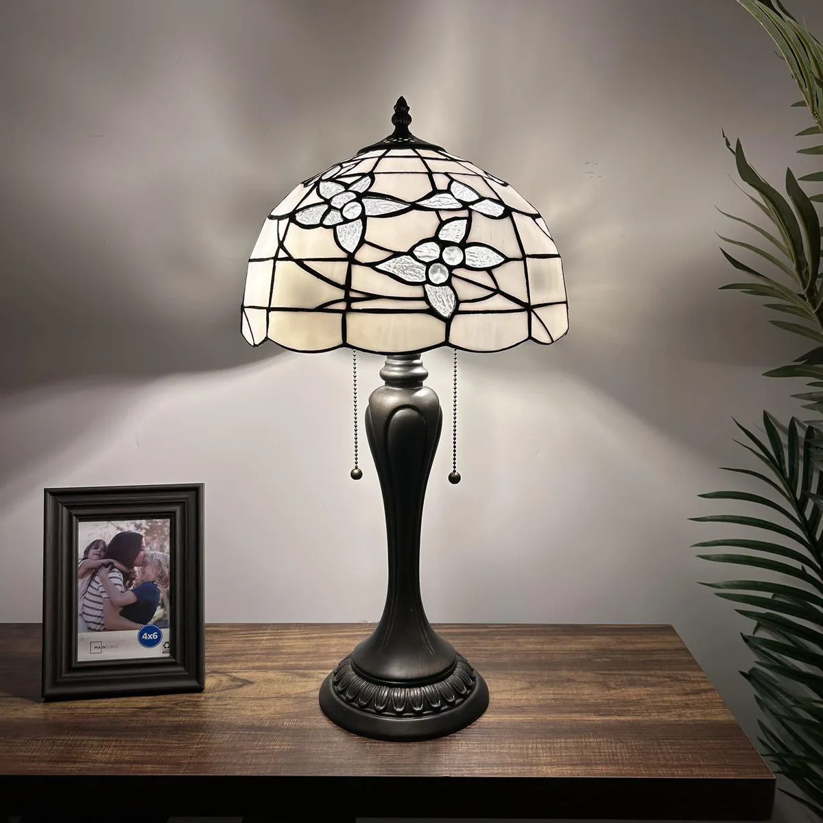 XIN CHENG TIFFANY LIGHTING XIN CHENG TIFFANY LIGHTING Tiffany Style Table Lamp White Stained Glass Flowers — product photo