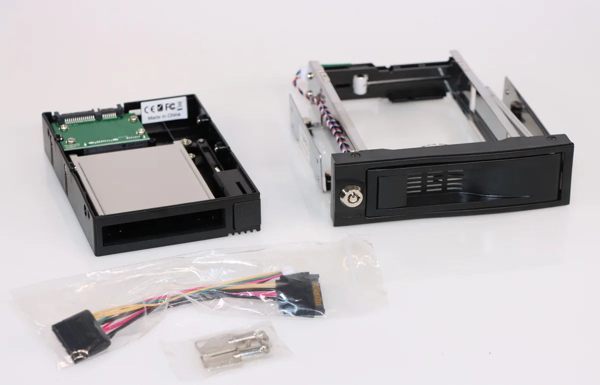 DupliM Inc DupliM 800131 5.25in trayless hot-swap drive enclosure — product photo