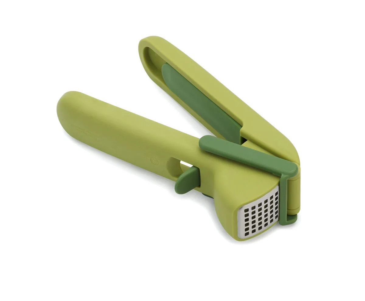 Silver garlic press with trigger-operated wiper blade and cleaning tool, 24.003 cm long