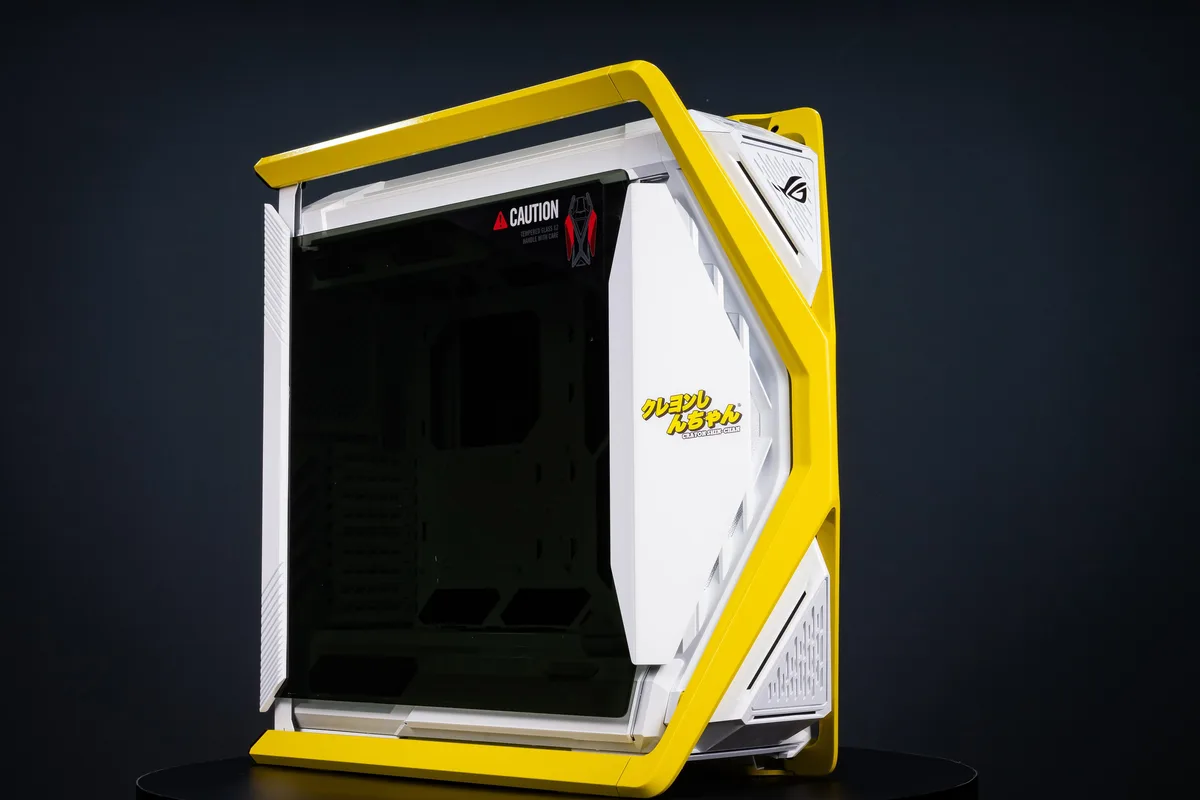 Full-tower PC case with Crayon Shin-chan UV artwork on tempered glass side panels