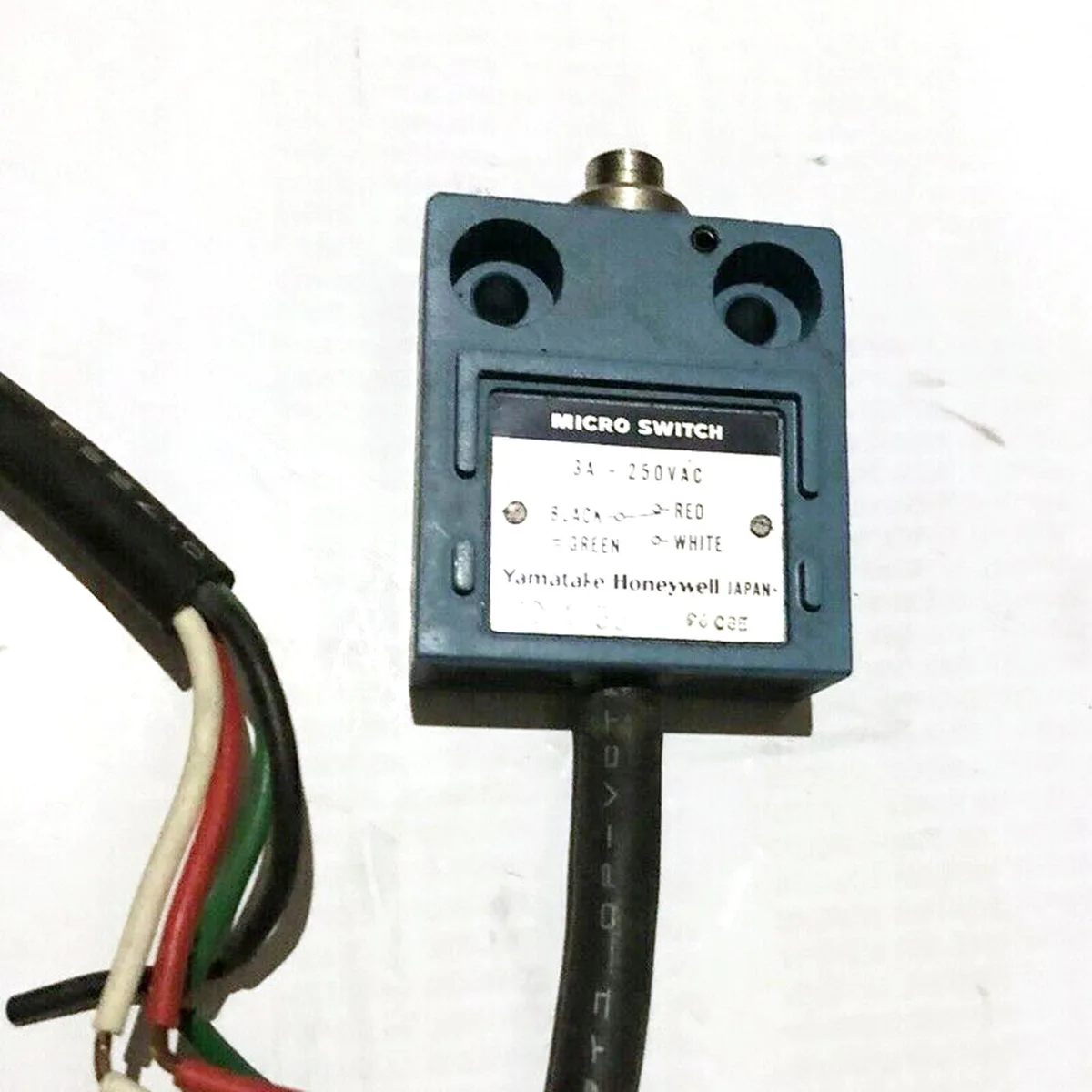 Red YAMATAKE 14CE1-5J limit switch in box