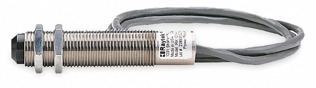 Cylindrical infrared sensor with 3/4"-16 UNF threads and 3.28 ft cable