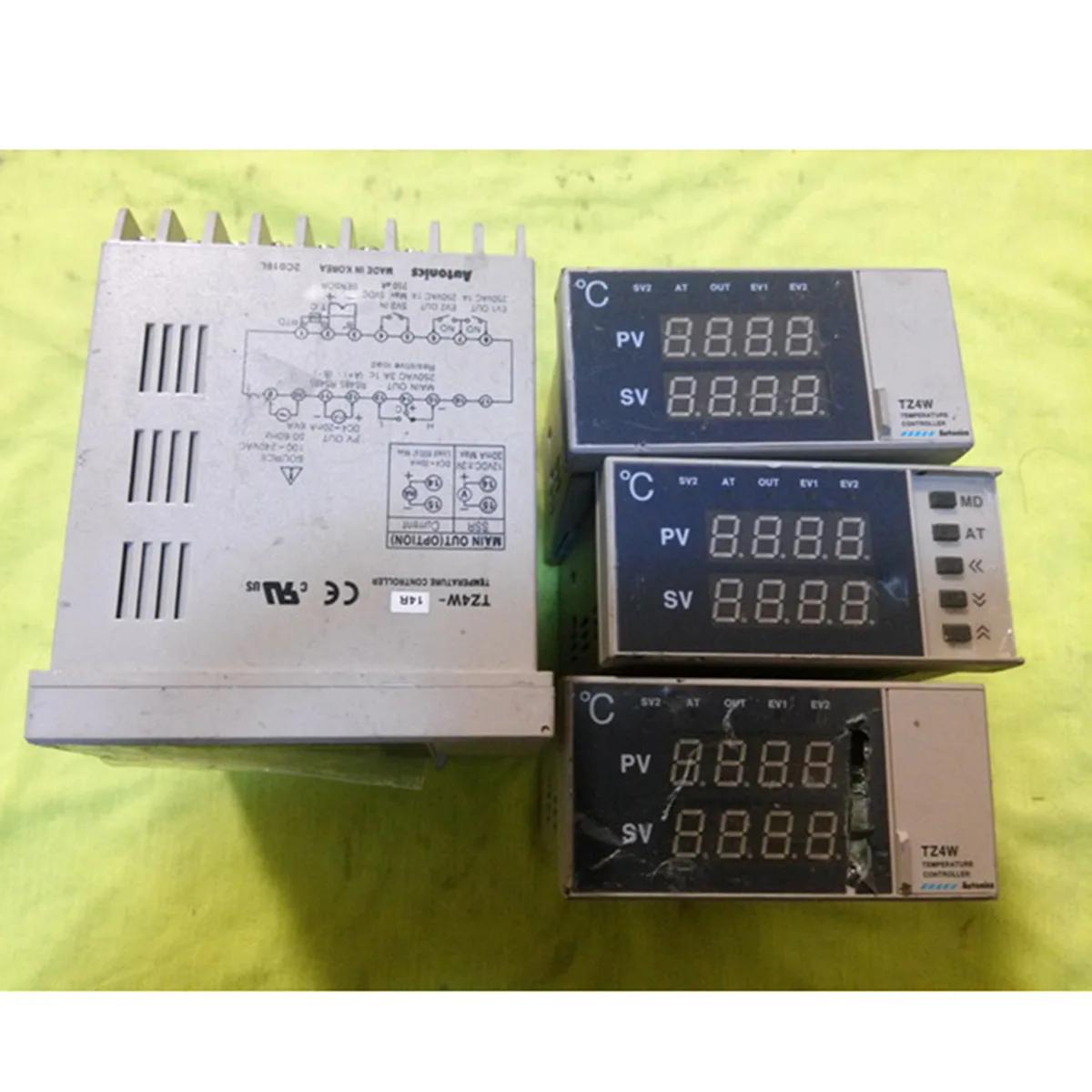 Autonics Corp Autonics Corp TZ4W-14R electrician tool 4-digit LED 100-240VAC — product photo