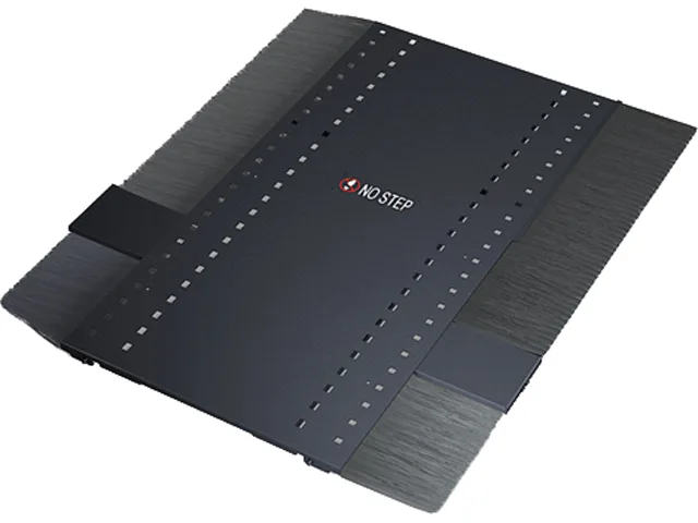APC APC AR7716 NetShelter SX 750mm x 1200mm server chassis — product photo
