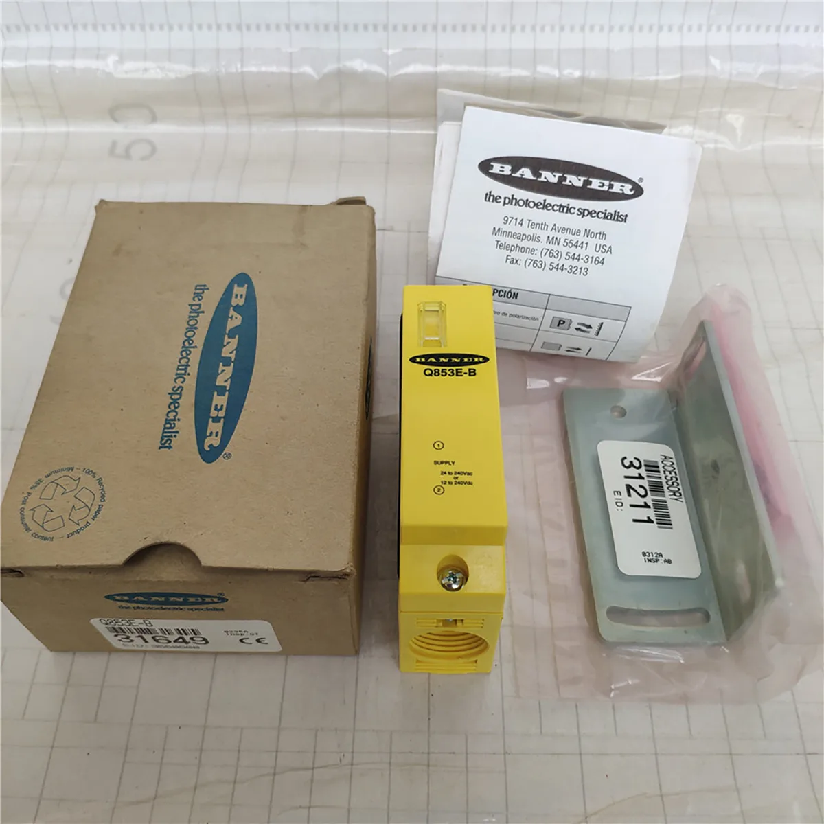 Banner Banner Q853E-B Photoelectric Emitter 23 m 12-240 V DC 24-240 V AC IP67 — product photo