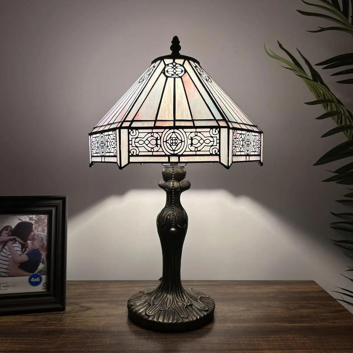 XIN CHENG TIFFANY LIGHTING XIN CHENG TIFFANY LIGHTING Sky Color Hexagon Stained Glass Table Lamp — product photo