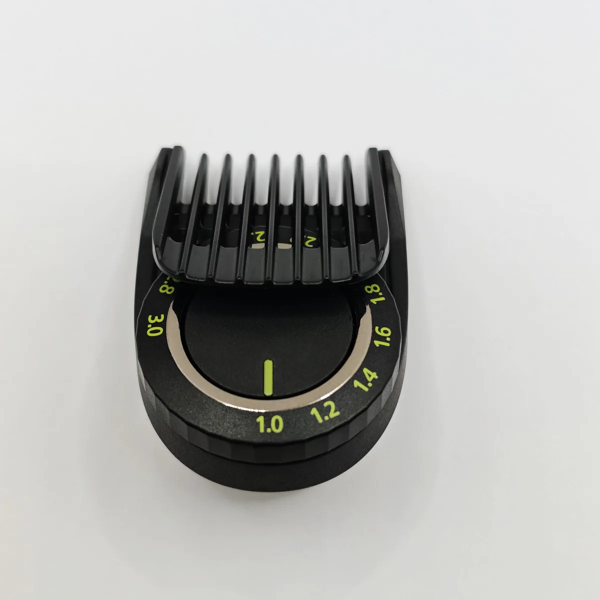 Black adjustable cutting comb with 32mm width and 1-3mm length settings