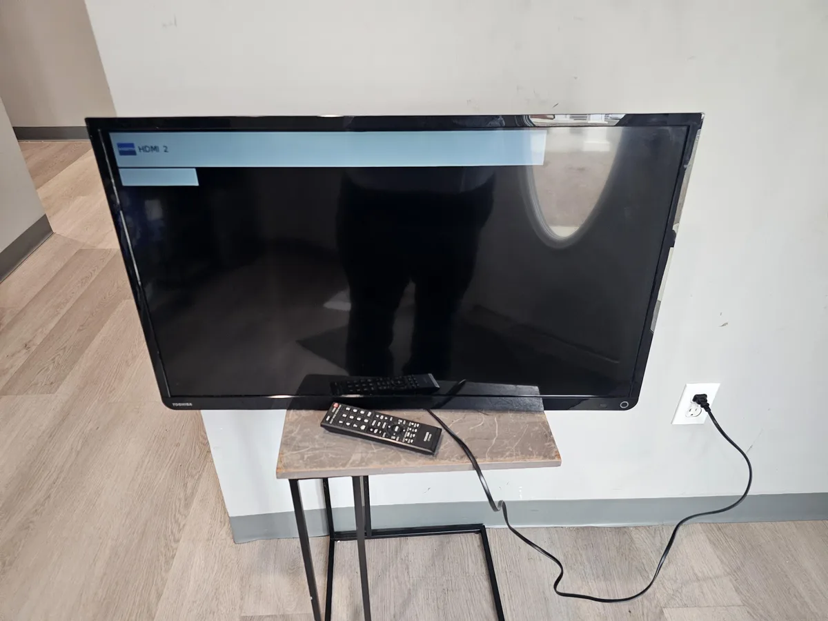 Toshiba Toshiba 32L1400U 32 inch LED TV without stand — product photo