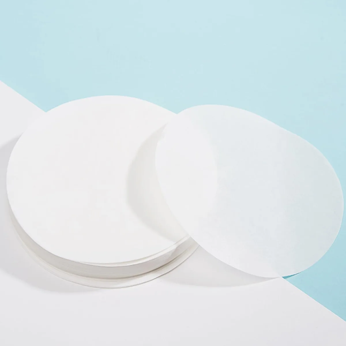 Stack of 100 white round parchment sheets 11 inch diameter
