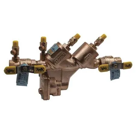 Bronze backflow preventer with threaded connections and compact valve body
