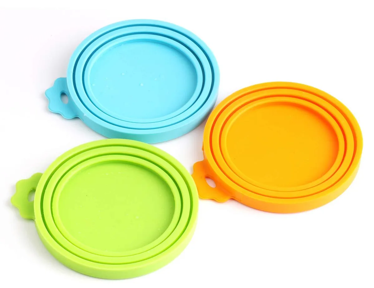Multicoloured silicone can lids with three concentric rings and a small pull tab
