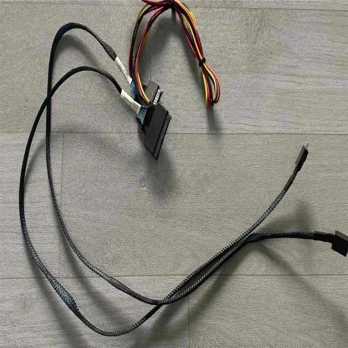 SMUGDESK SMUGDESK CBLT1011 OCuLink U.2 Data Cable with Large 4Pin Power Connector — product photo