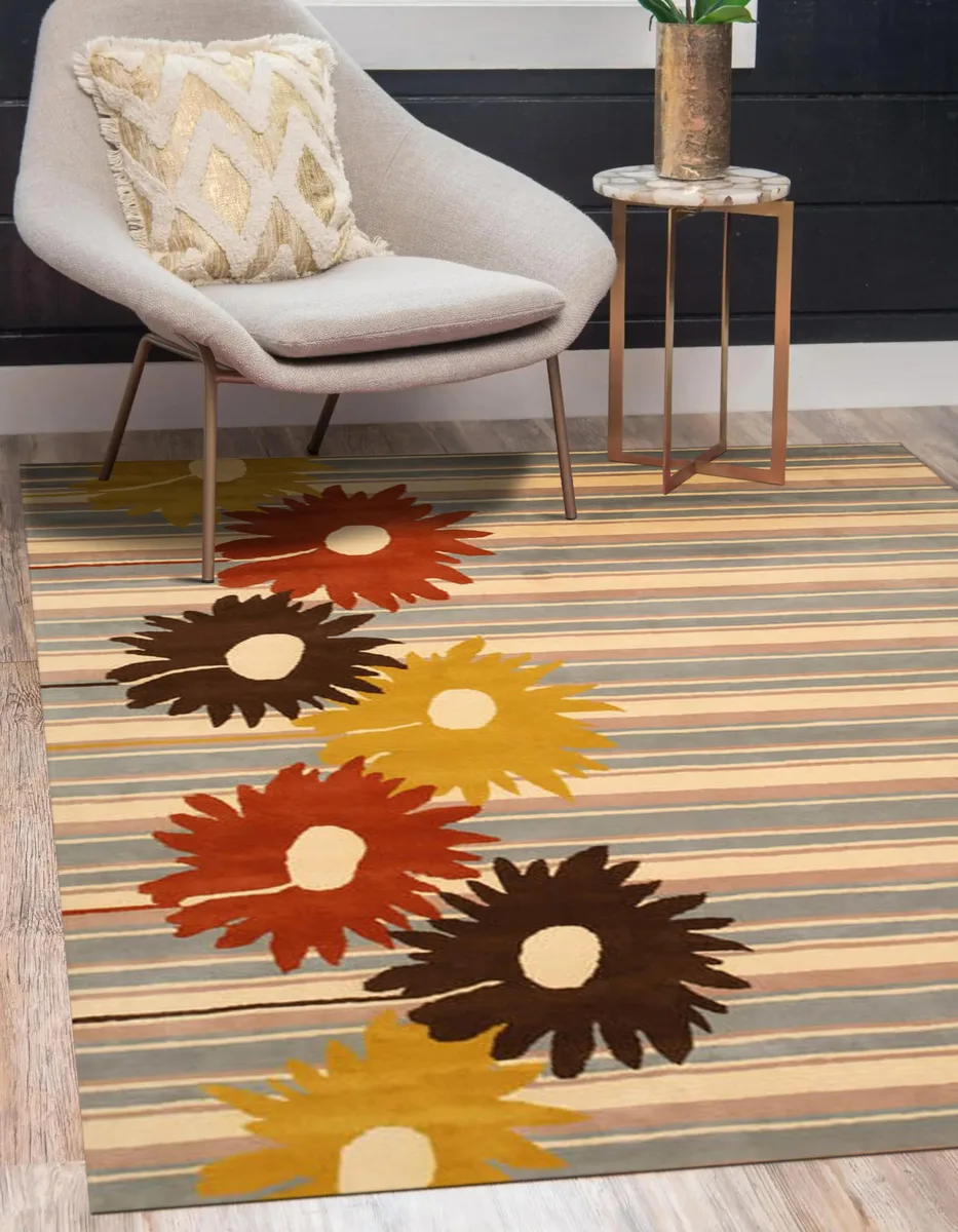 Hand-tufted blue wool rug with floral pattern