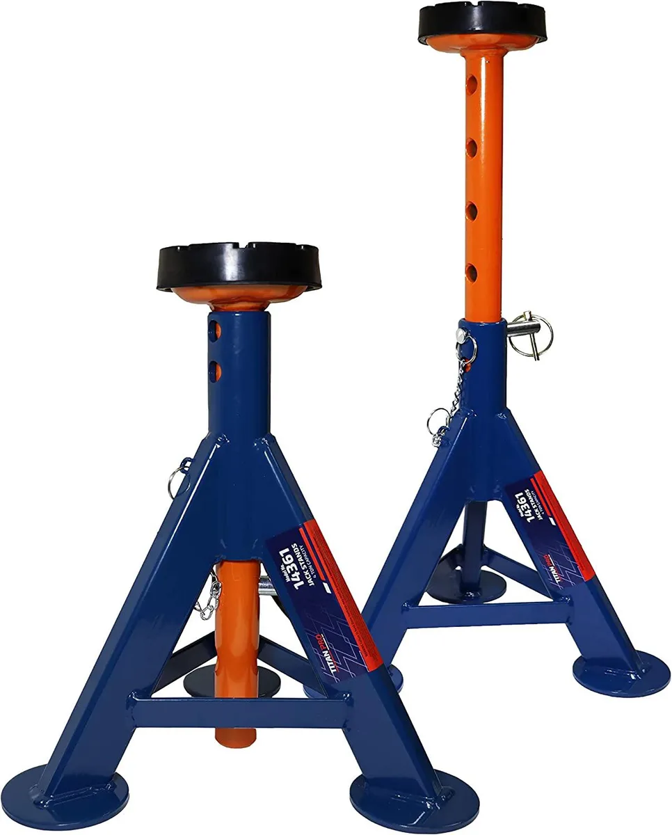 Pair of 4 ton jack stands with flat rubber top and triangular powdercoat base