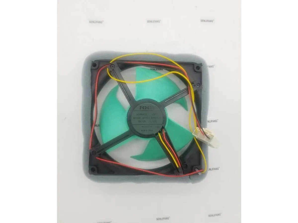 Fans Fans 4715JL-04W-S29 12V 0.23A three-wire case fan — product photo
