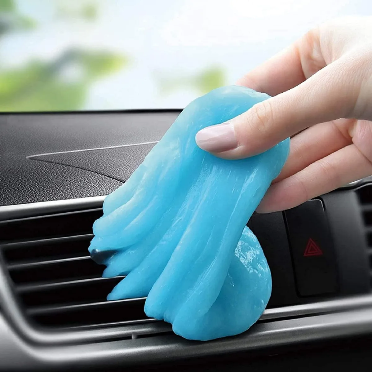 Blue cleaning gel in a transparent 100g bag