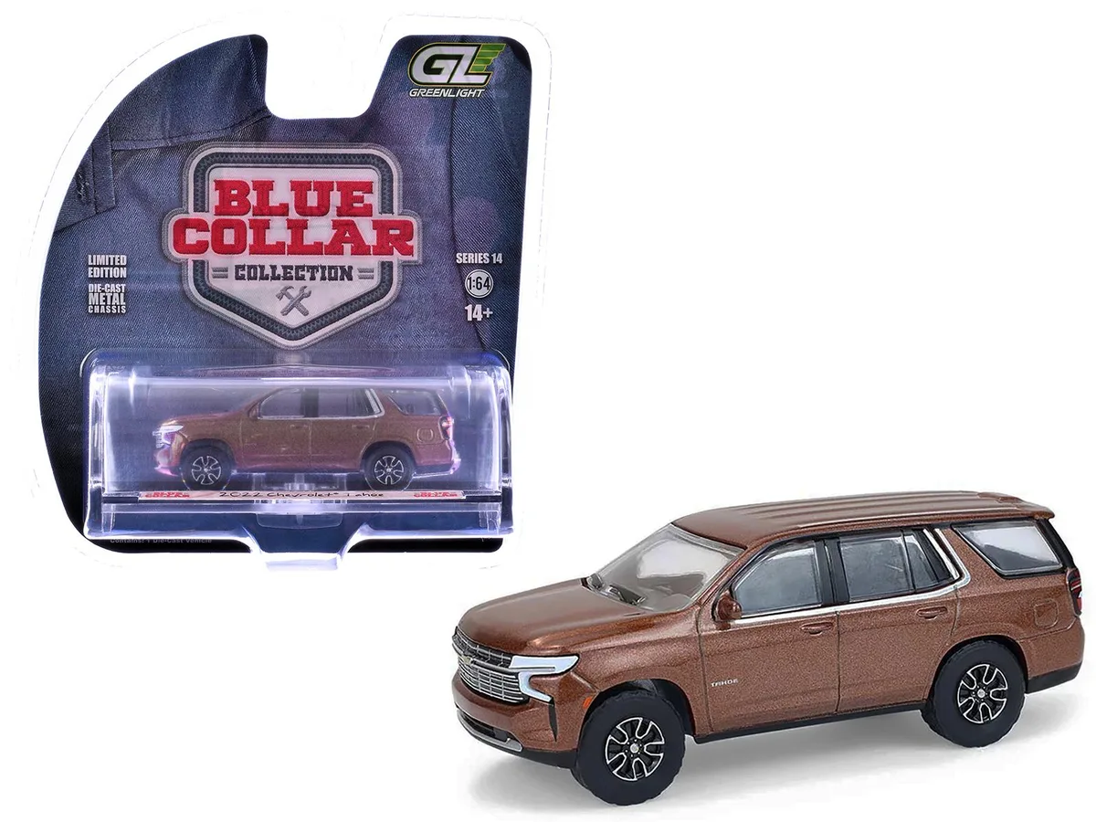 GREENLIGHT GREENLIGHT 2022 Chevrolet Tahoe Auburn Metallic Blue Collar Collection Series 14 1/64 hobby collectible — product photo