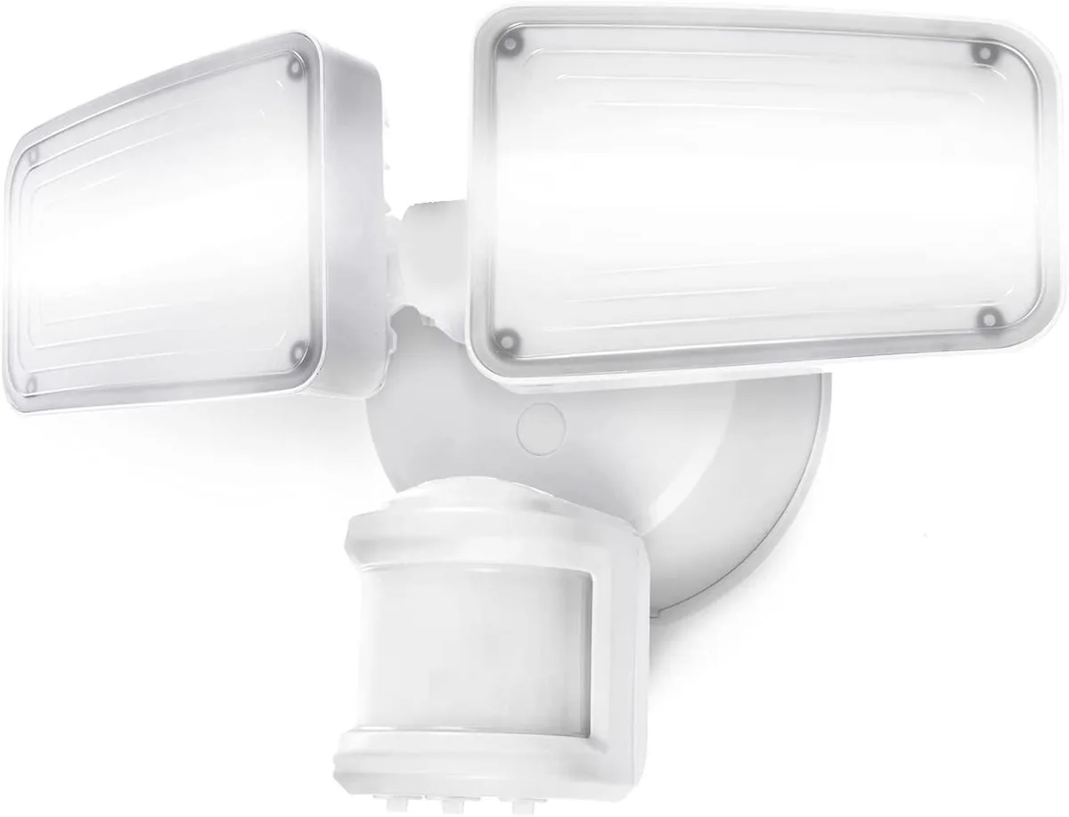 Home Zone Security Home Zone Security ES00929G Twin Head Spot Light 3000 lm 5000 K 180° 70 ft — product photo