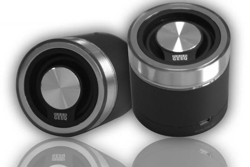 Compact aluminium and steel Bluetooth speaker with integrated handle