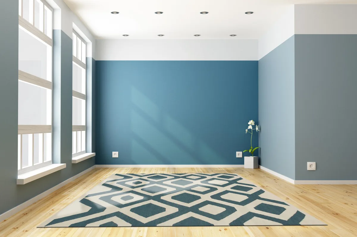 Ivory flat-woven rug with blue geometric pattern