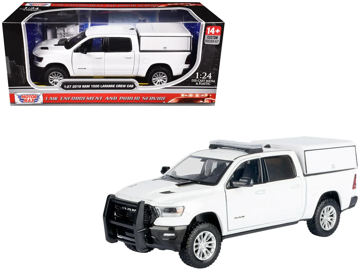 MOTORMAX MOTORMAX 2019 RAM 1500 Laramie Crew Cab with Truck Bed Camper White Custom Builder's Kit 1/27 Diecast — product photo