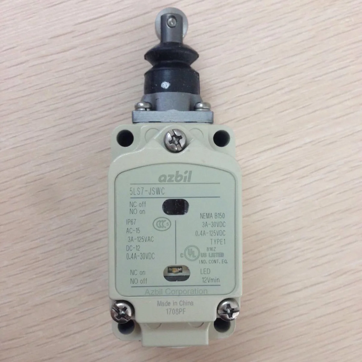 Red YAMATAKE 5LS7-JSWC limit switch in box