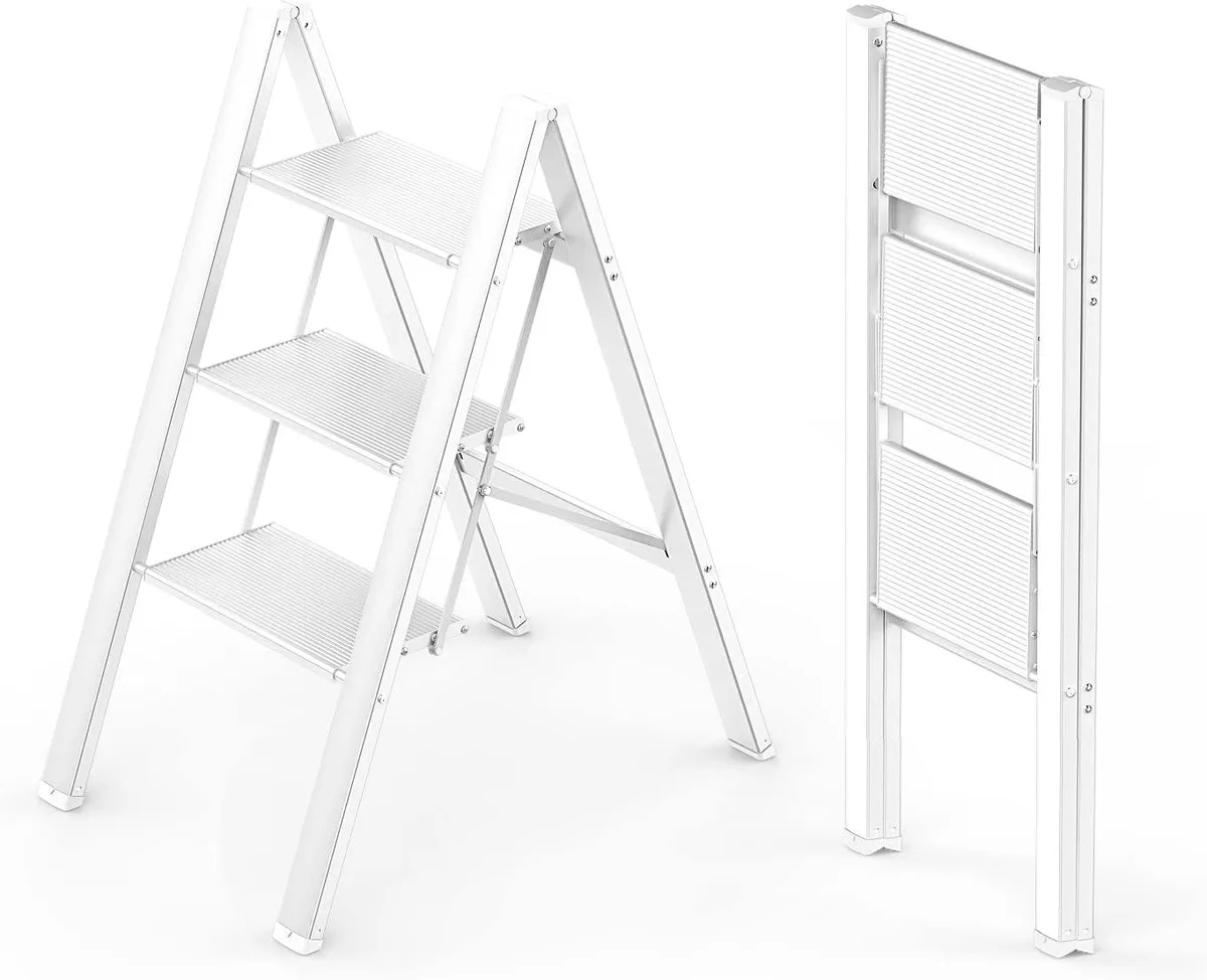 White three-step aluminium folding ladder with anti-slip treads and rubber feet