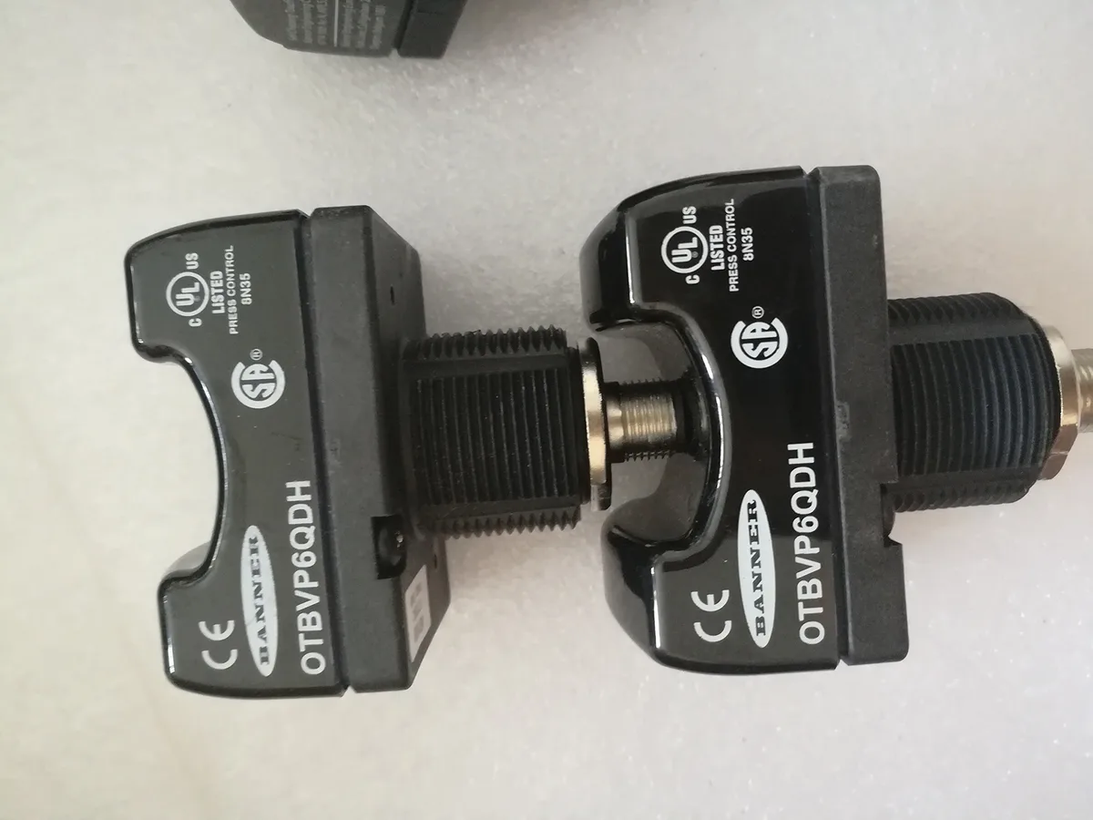 Banner Banner OTBVP6QDH Optical Touch Button 10-30 V dc M12 IP66 electrician tool — product photo