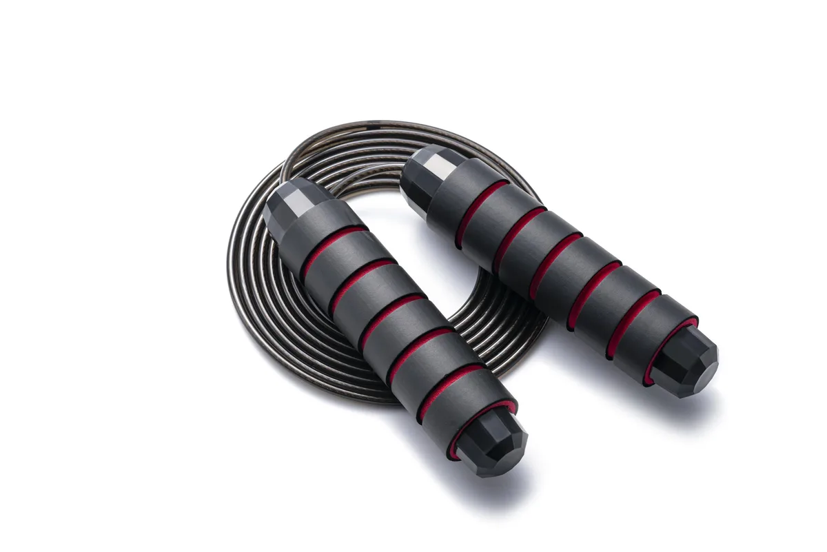 Black jump rope with foam handles, steel cable coated in PVC, 9.2 ft adjustable length, 360° ball bearings