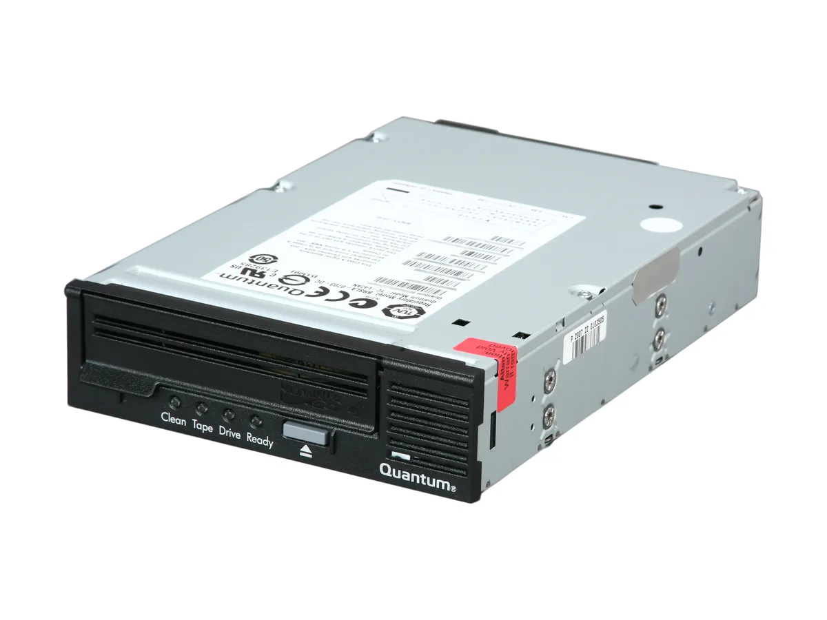 Quantum Quantum TC-L42AN-EZ-B 1.6TB LTO Ultrium 4 backup drive, half-height, SAS HBA bundle — product photo