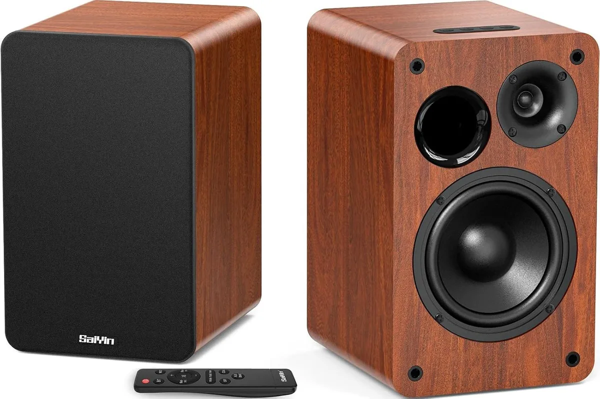 Wood-grain bookshelf speaker pair with 5.2" woofers and 65mm horn tweeters