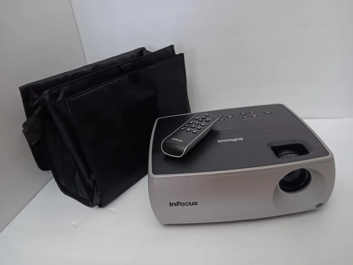 InFocus InFocus IN2102 DLP business projector 2500 lumens 1024 x 768 — product photo