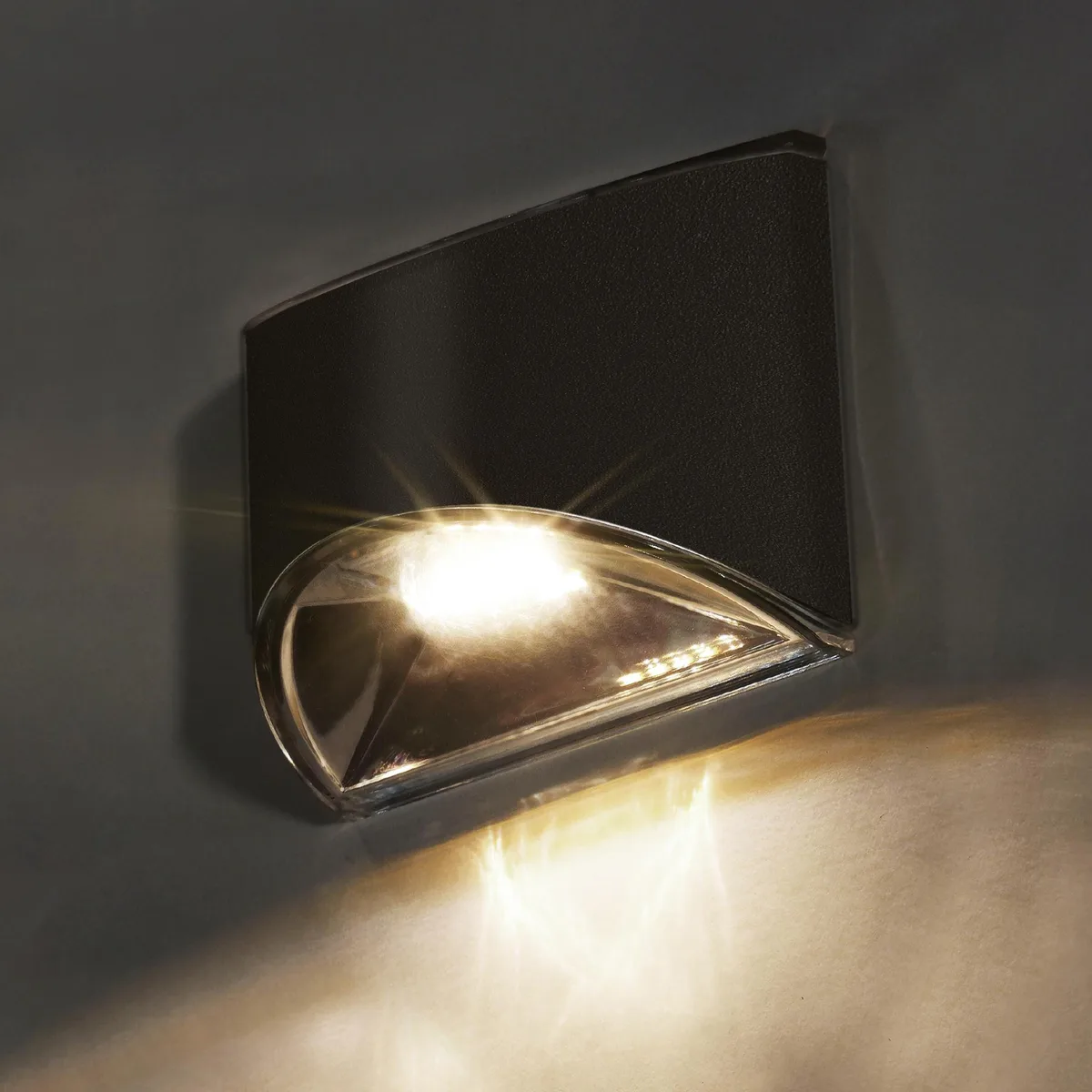 Classy Caps Mfg. Inc. Classy Caps Black Deck &amp; Wall Light Solar 10 Lumens 2700-3200K — product photo