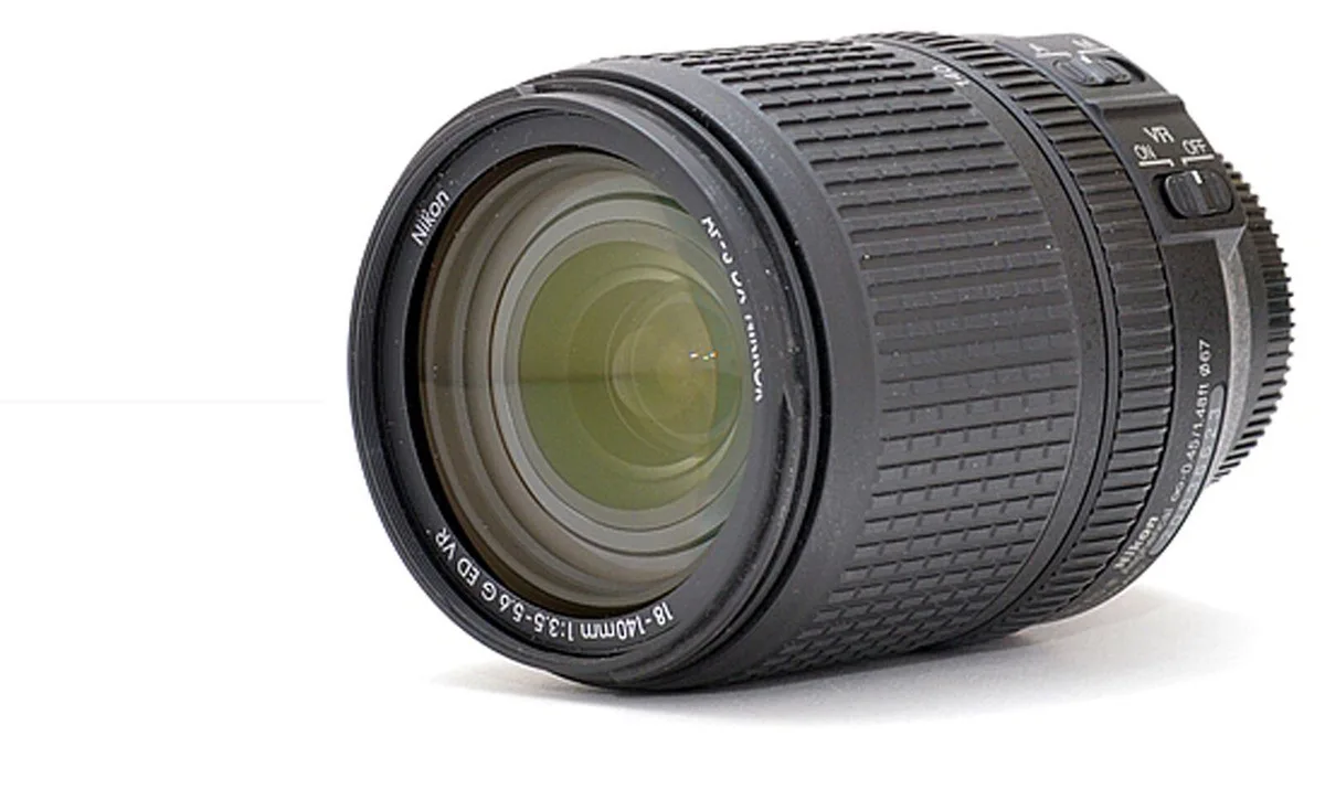 Nikon Global Nikon AF-S DX NIKKOR 18-140mm f/3.5-5.6G ED VR Lens 2213 camera lens — product photo