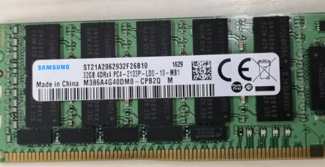 SAMSUNG SAMSUNG M386A4G40DM0-CPB 32 GB DDR4 LRDIMM 2133 MHz 1.2 V 288-pin server RAM — product photo