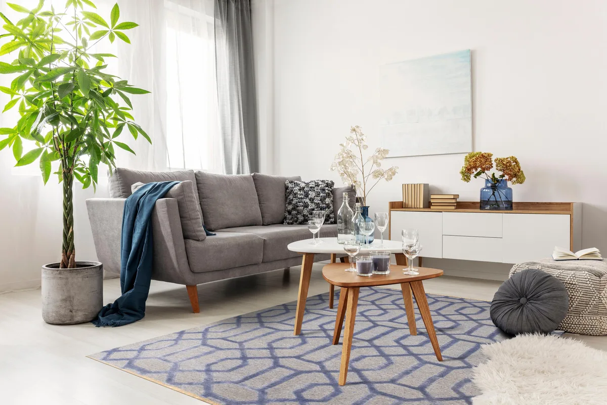 Hand-knotted blue wool and viscose rug with geometric links pattern