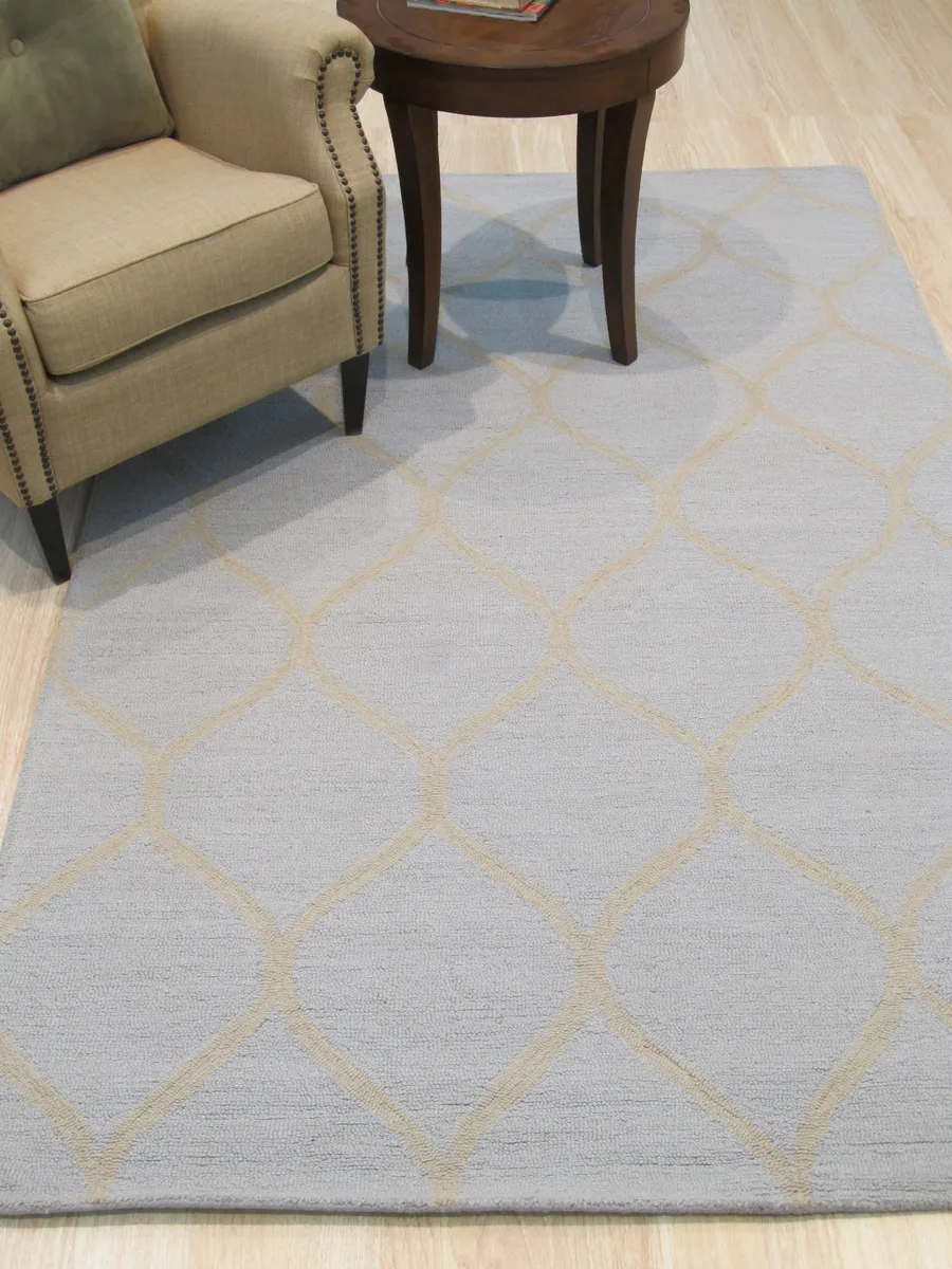 Hand-tufted wool rug in light blue with a trellis lattice pattern