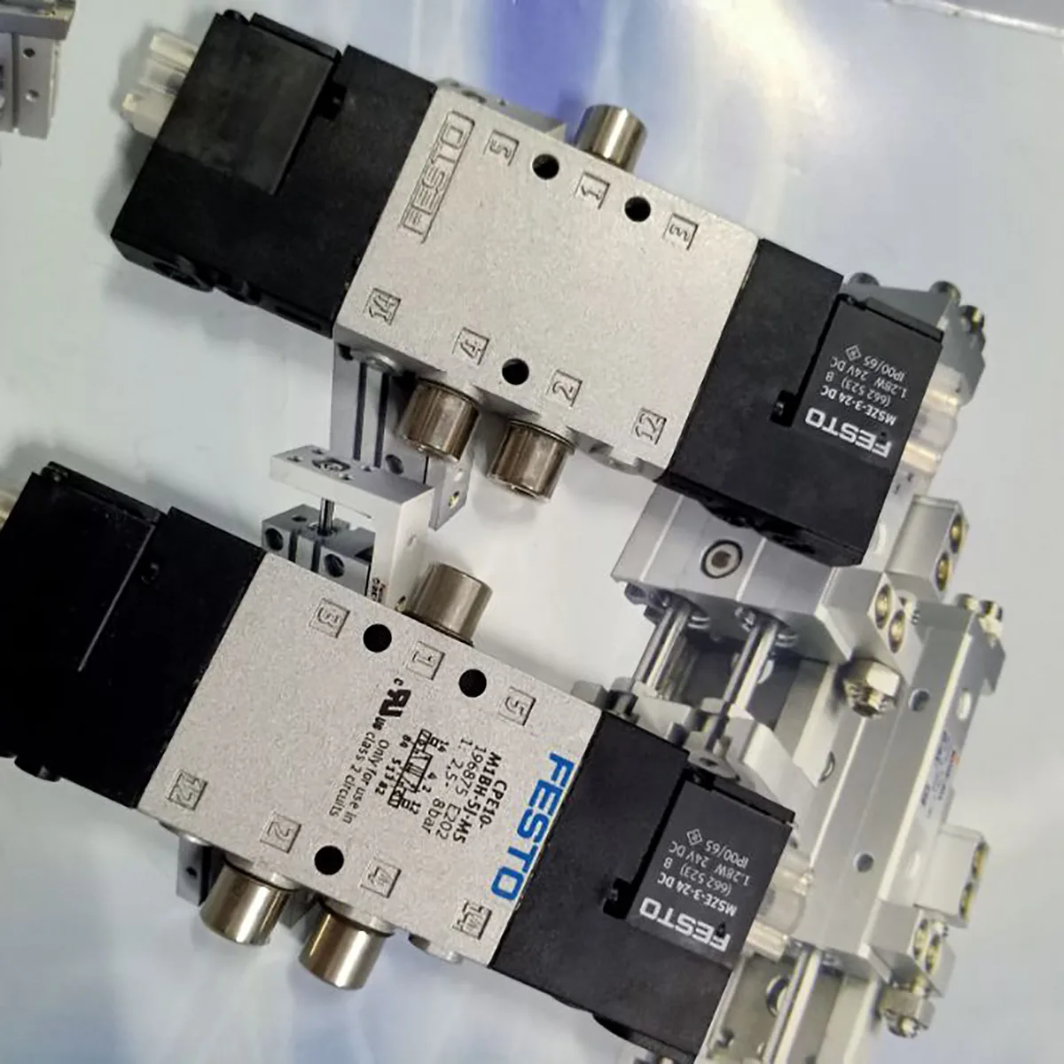 Festo Festo CPE24-M3H-5/3BS-QS-10 air solenoid valve — product photo