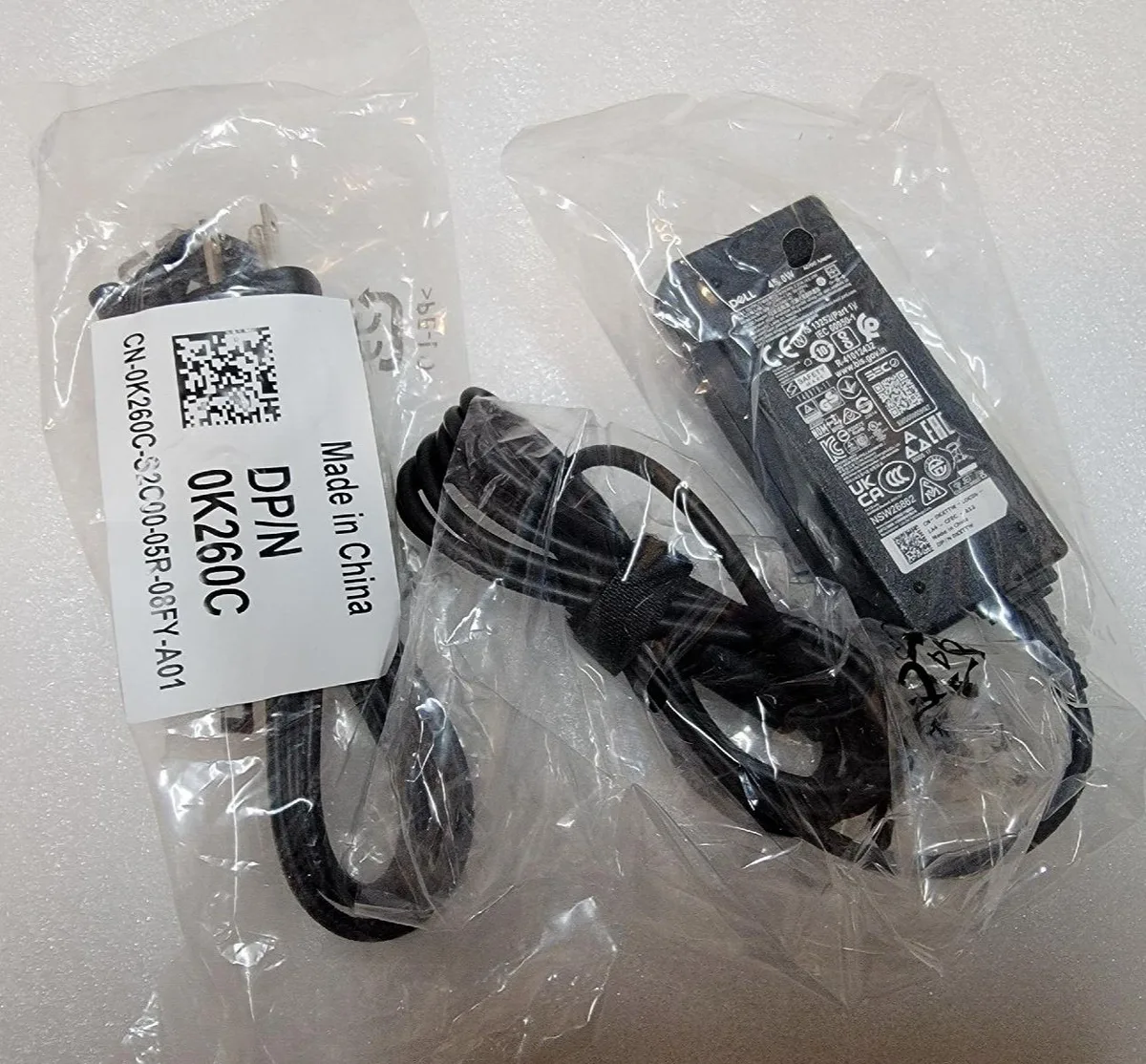 DELL DELL 45W 19.5V AC Adapter 4.5 mm barrel LA45NM140 KXTTW — product photo