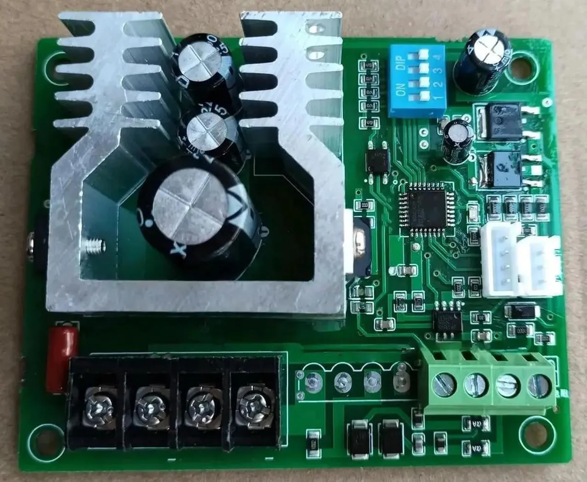 Compact electronic controller board with terminal blocks and RS485 port