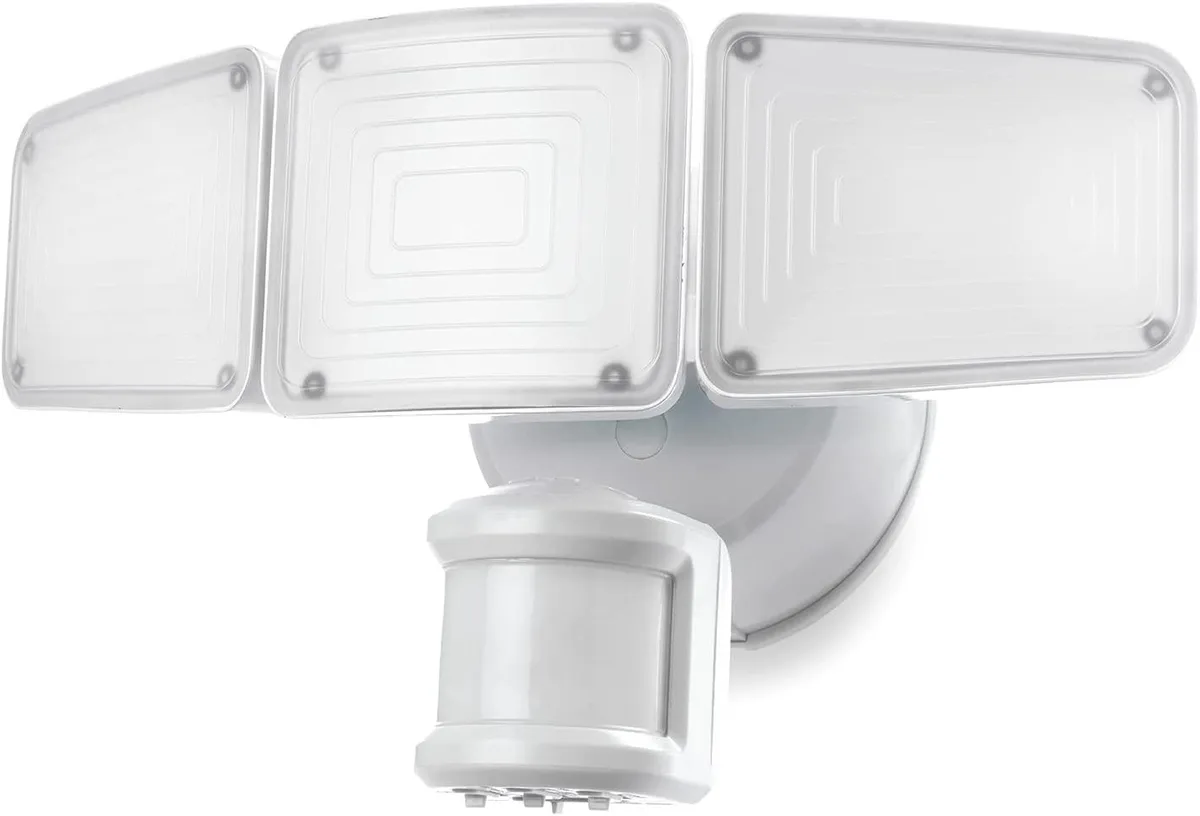 Home Zone Security Home Zone Security ES00937G 3500 Lumen Triple Head Spot Light 5000K White — product photo