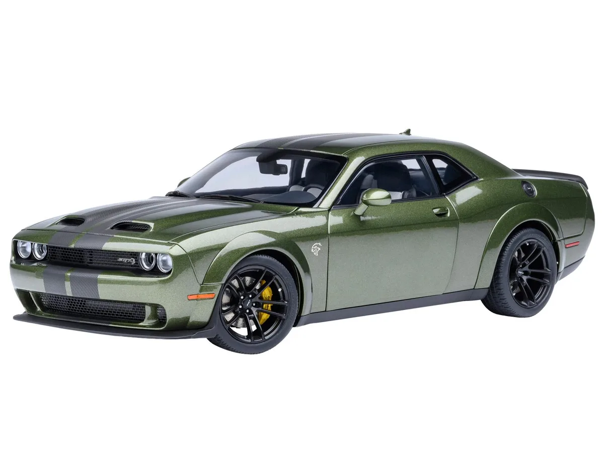Autoart Autoart 2022 Dodge Challenger SRT Jailbreak F8 Green Carbon Stripes 1/18 hobby collectible — product photo