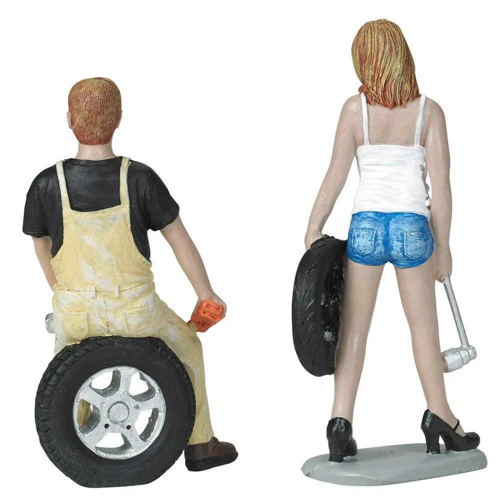 Motorhead Miniatures Motorhead Miniatures Meg and Derek Tire Brigade 2 piece Figurine Set 1/18 — product photo