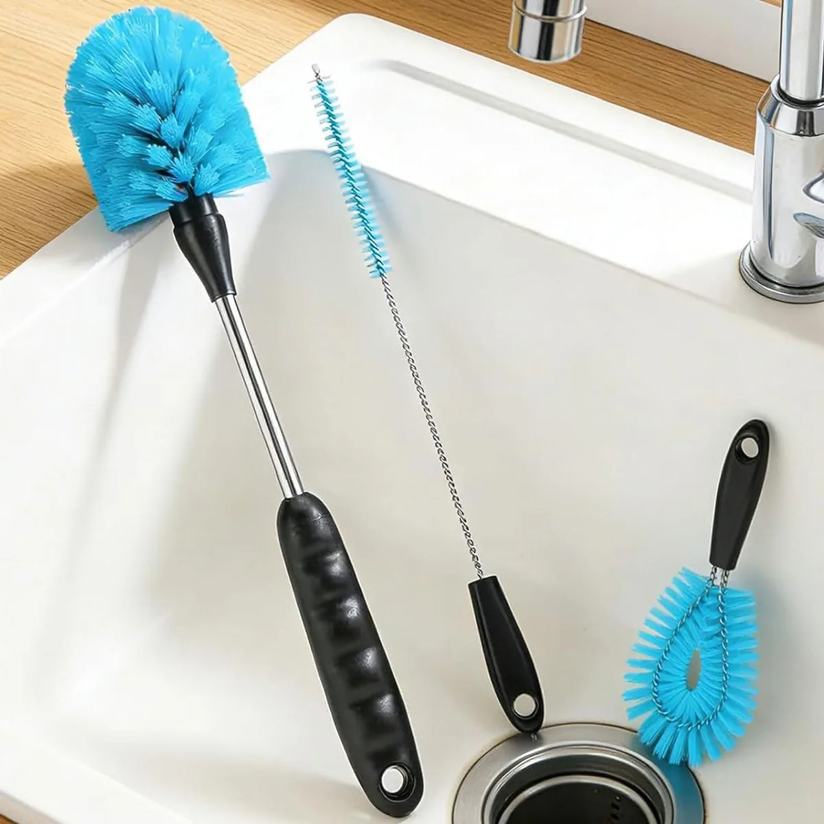 Set of long-handled bottle brushes and cup scrubber with white bristles