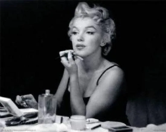 Posterazzi XPS657 Marilyn Monroe mirror poster print 34 x 22 inches
