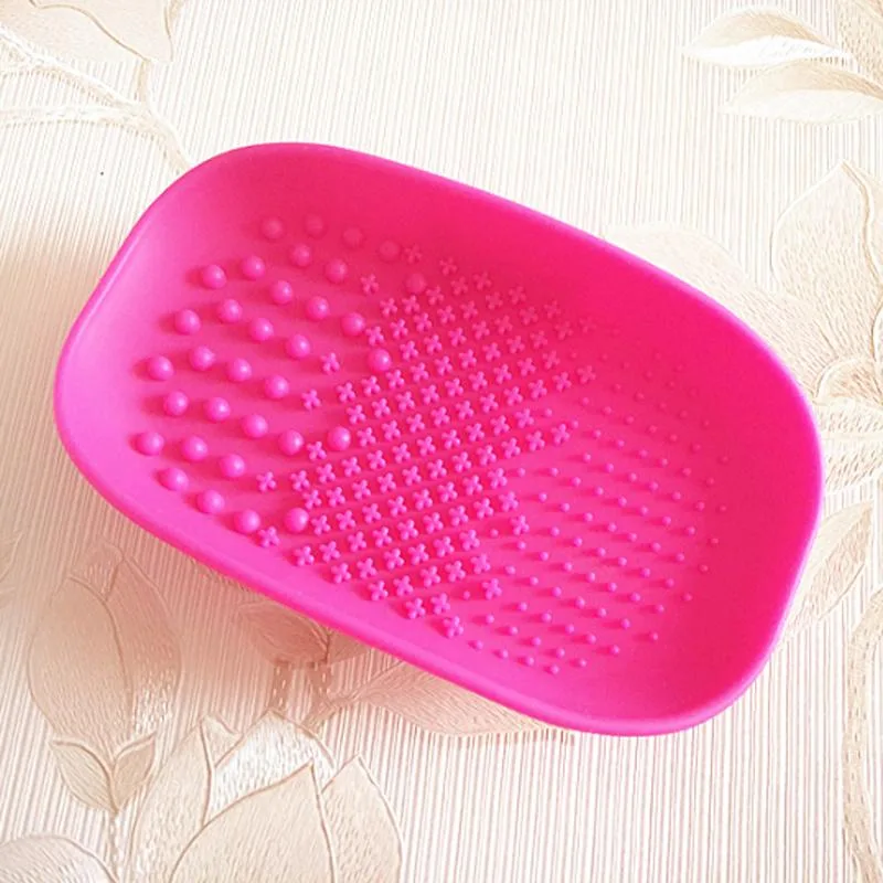 DAXINQI DAXINQI Oval Silicone Makeup Brush Cleaner Mat Red 15.2 x 9cm — product photo