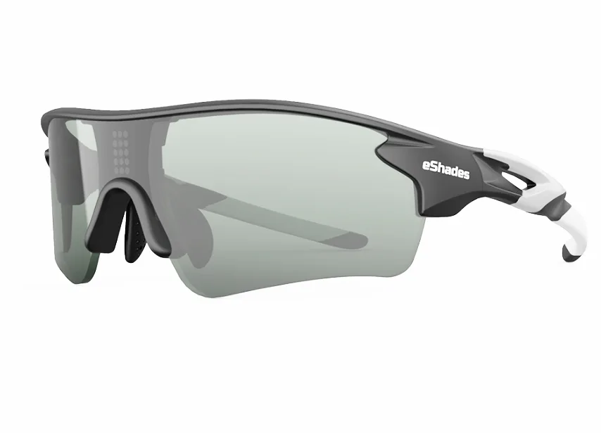 TUGAU TUGAU Auto Dimming Polarised Sunglasses Black — product photo