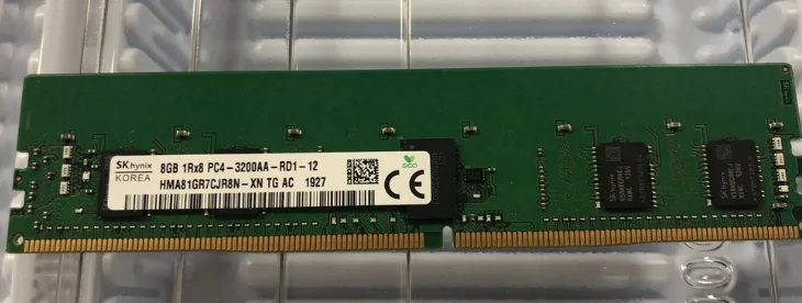 SK hynix SK hynix HMA81GR7CJR8N-XN 8GB DDR4-3200 ECC RDIMM 1Rx8 — product photo