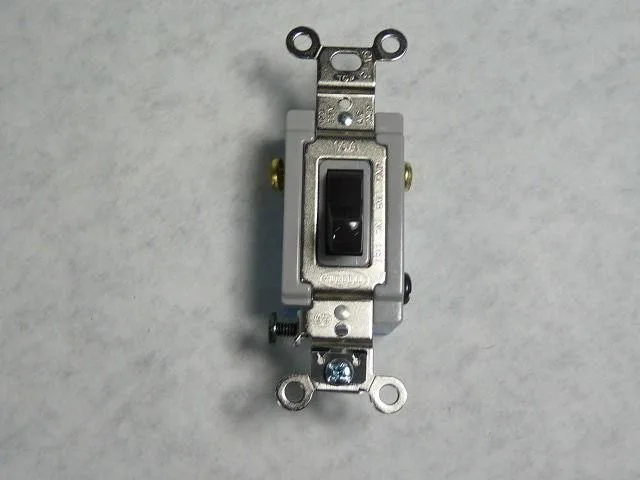 Hubbell Incorporated Hubbell Incorporated HBL1203 3-Way Toggle Switch 15A 120/277V Brown — product photo
